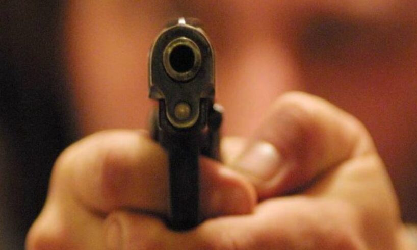 Catania, 45enne di Paternò punta la pistola contro i poliziotti e minaccia di far fuoco: arrestato