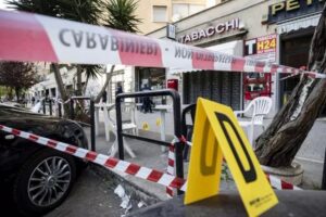 Un gelato con mamma e papà in piazza, che diventa un incubo: due sconosciuti, in sella a uno scooter, arrivano e sparano almeno 10 colpi d'arma da fuoco, in piazza Cattaneo a Sant'Anastasia, Comune vesuviano in provincia di Napoli.