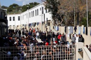 Migranti, a Lampedusa hotspot pieno dopo sbarchi: Prefettura avvia piano per alleggerire pressione