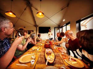 Caltagirone, vino e turismo sostenibile: in una cantina che guarda l’Etna l’uomo si ricongiunge con il creato