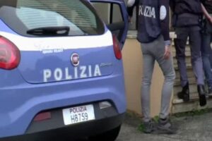 Catania, passante blocca un rapinatore in fuga: in via Mandrà