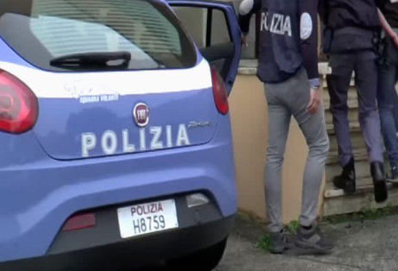 Catania, passante blocca un rapinatore in fuga: in via Mandrà