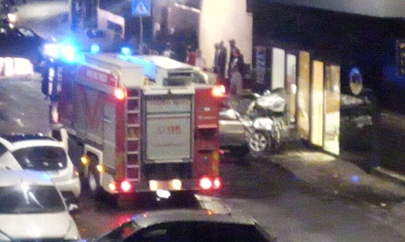 Adrano, nella notte auto finisce contro vetrata del panificio e danneggia altre vetture