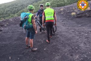 Etna, byker Pugliese soccorso nella Valle del Bove: disidratato ma in buone condizioni