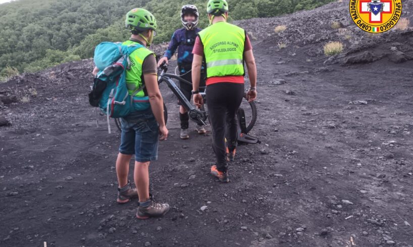 Etna, byker Pugliese soccorso nella Valle del Bove: disidratato ma in buone condizioni