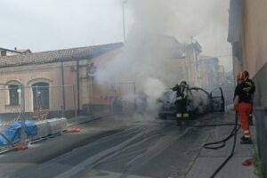 Belpasso, auto prende fuoco in marcia: tempestivo intervento del 115