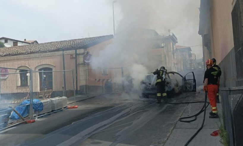 Belpasso, auto prende fuoco in marcia: tempestivo intervento del 115