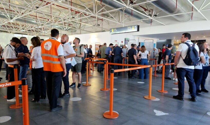 Catania, caos Fontanarossa: tensostrutture dall’Aeronautica Militare per l’imbarco dei passeggeri