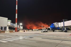 Il fuoco assedia montagne e colline attorno Palermo: chiude l’aeroporto ‘Falcone e Borsellino’