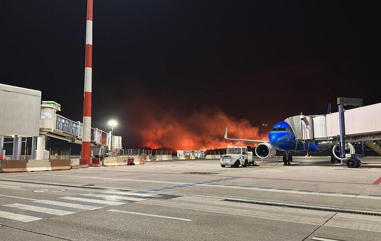 Il fuoco assedia montagne e colline attorno Palermo: chiude l’aeroporto ‘Falcone e Borsellino’