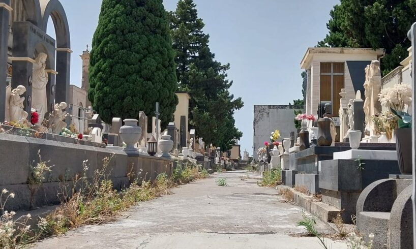 Paternò, erbacce e immondizia nei viali del cimitero monumentale: le foto dei visitatori