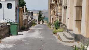 Paternò, erbacce e immondizia nei viali del cimitero monumentale: le foto dei visitatori