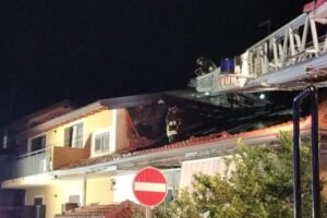 Motta S. Anastasia, a fuoco i tetti di due abitazioni in via Valdolive: un uomo in ospedale