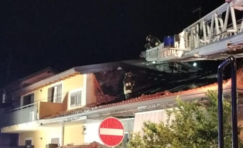 Motta S. Anastasia, a fuoco i tetti di due abitazioni in via Valdolive: un uomo in ospedale