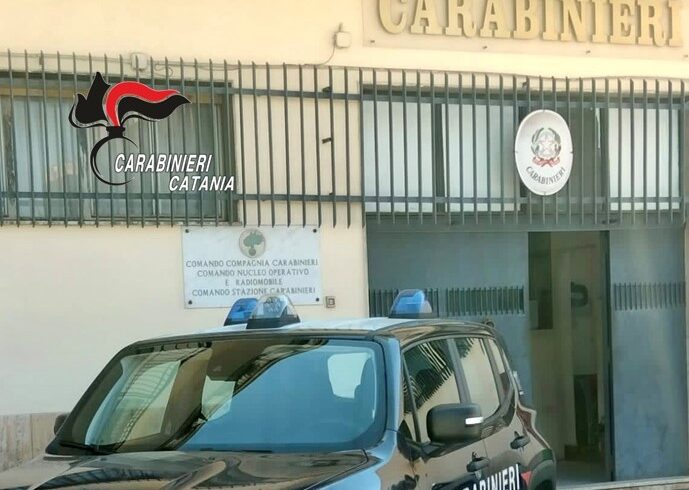 Paternò, a spasso in auto con l’amico per spacciare droga: 32enne arrestato in flagranza