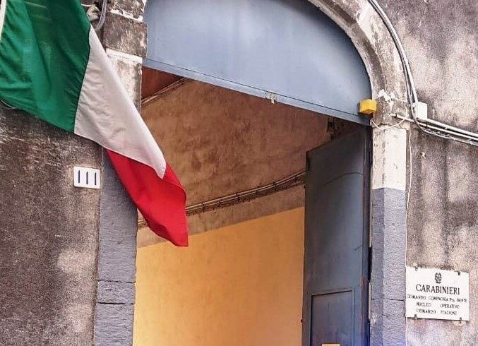 Catania, in ginocchio prega la madre di denunciare le violenze del marito: l’uomo finisce in carcere