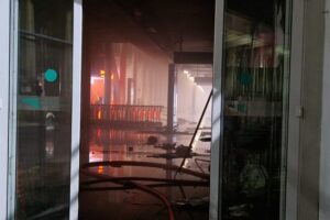 Catania, incendio in aeroporto e passeggeri in fuga: voli sospesi fino a mercoledì 19