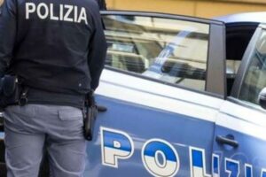 Catania, 33enne tenta la fuga e residenti tentano di bloccare i poliziotti: arrestato