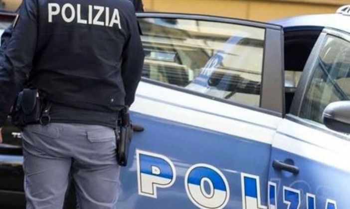 Catania, 33enne tenta la fuga e residenti tentano di bloccare i poliziotti: arrestato