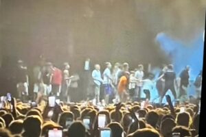 Sospeso per ‘invasione di palco’ dei fan il concerto di Geolier: ai Cantieri Culturali della Zisa