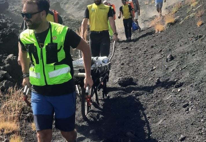 Etna, anziana turista tedesca muore dopo un malore: soccorritori trasportano salma fuori da zona impervia