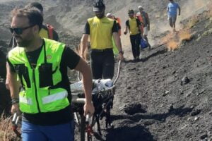 Etna, anziana turista tedesca muore dopo un malore: soccorritori trasportano salma fuori da zona impervia