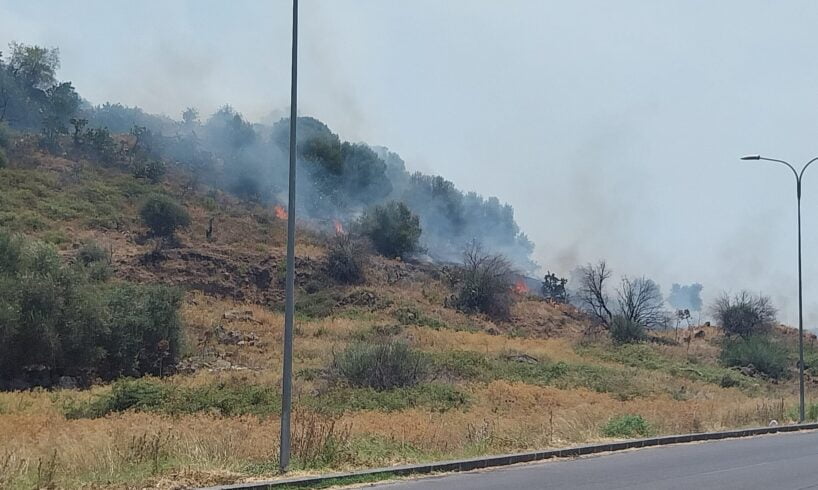 Paternó e Belpasso, vasto incendio tra via Scala Vecchia e Villaggio Giaconia: lambite alcune villette