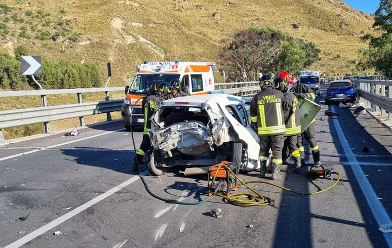 Caltanissetta, salgono a 3 le vittime dell’incidente su SS 626 Valle del Salso: scontro tra auto