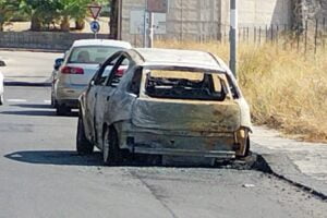 Paternò, auto bruciata in via Fontana del Lupo: probabile matrice dolosa