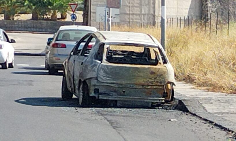 Paternò, auto bruciata in via Fontana del Lupo: probabile matrice dolosa