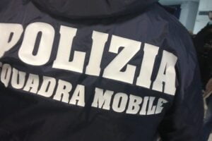 A Catania sei persone sono indagate a vario titolo dei reati di tentato omicidio, porto di arma comune da sparo, detenzione e porto in luogo pubblico di arma clandestina nonché di ricettazione. In particolare la Squadra Mobile all’alba di oggi ha dato esecuzione, su delega della Procura Distrettuale della Repubblica di Catania, alle sei misure cautelari emesse dal Giudice per le Indagini Preliminari presso il Tribunale. Il provvedimento restrittivo è stato emesso all’esito di indagini, coordinate dalla Procura della Repubblica e svolte dalla Squadra Mobile, avviate a seguito di un fatto verificatosi alcune settimane addietro nel quartiere Nesima, nei pressi di un esercizio commerciale, verso il quale furono esplosi numerosi colpi di arma da fuoco.