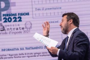 Salvini vuole la pace fiscale per i debiti fino a 30 mila euro: per l’opposizione liscia il pelo ai furbi