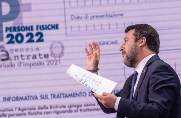 Salvini vuole la pace fiscale per i debiti fino a 30 mila euro: per l’opposizione liscia il pelo ai furbi