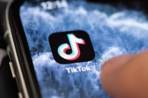 Palermo, evade dai domiciliari e su TikTok posta suoi video in giro per la città: ora è in carcere