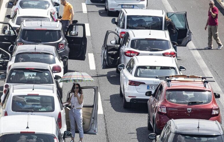 Esodo di Ferragosto sotto l’afa e traffico da bollino nero: atteso flusso intenso sulla A19 Palermo-Catania