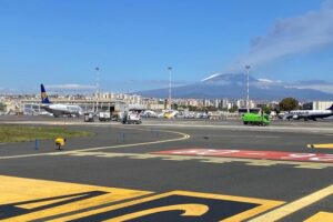 Catania, Etna in eruzione: aeroporto chiuso fino alle 13