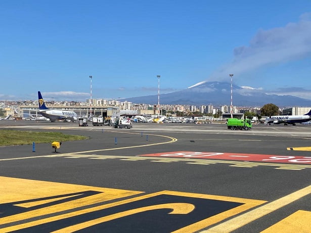 Catania, Etna in eruzione: aeroporto chiuso fino alle 13