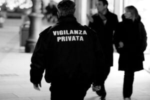 Caporalato nella vigilanza privata: 5,3 euro lordi l’ora e stipendi da fame. Procura Milano commissaria società