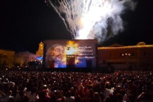 Adrano, ‘Batti la roccia’ incanta Piazza Umberto: acqua e fuoco per onorare San Nicolò