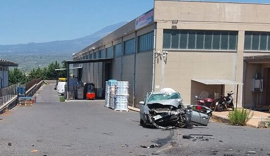 Belpasso, auto fuori controllo nei pressi di Etnapolis: danni a struttura in cemento