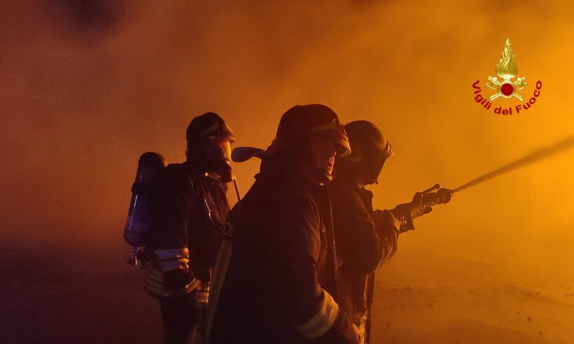 Catania, incendio in un’azienda di materiale edile sullo Stradale Cardinale: colonna di fumo visibile in città