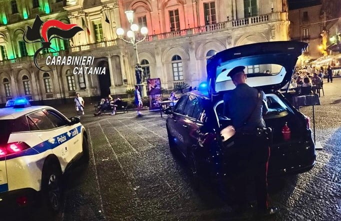 Catania, multe a 2 ristoranti vicini al Teatro Bellini: si erano allargati troppo con tavolini e sedie