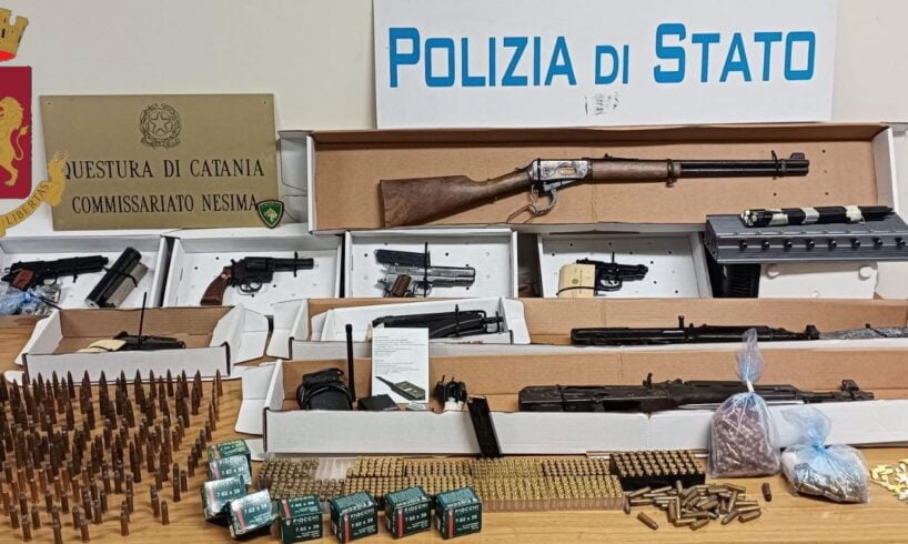 Catania: droga, pistole e 2 kalashnikov sequestrati in uno stabile di via Capo Passero