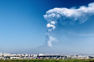 La cenere dell’Etna inguaia l’Aeroporto: voli sospesi fino alle 20.00