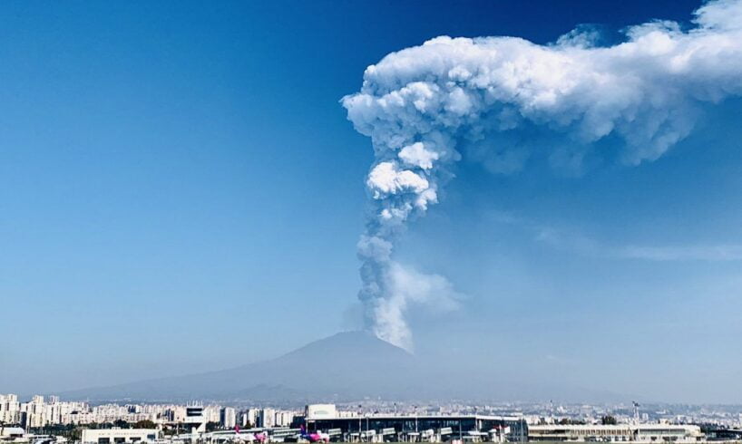 La cenere dell’Etna inguaia l’Aeroporto: voli sospesi fino alle 20.00