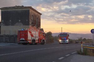 Paternò, spento nella notte incendio tra via dei Mulini e c.da Jaconanni: ieri fiamme in area incolta vicino all’ospedale