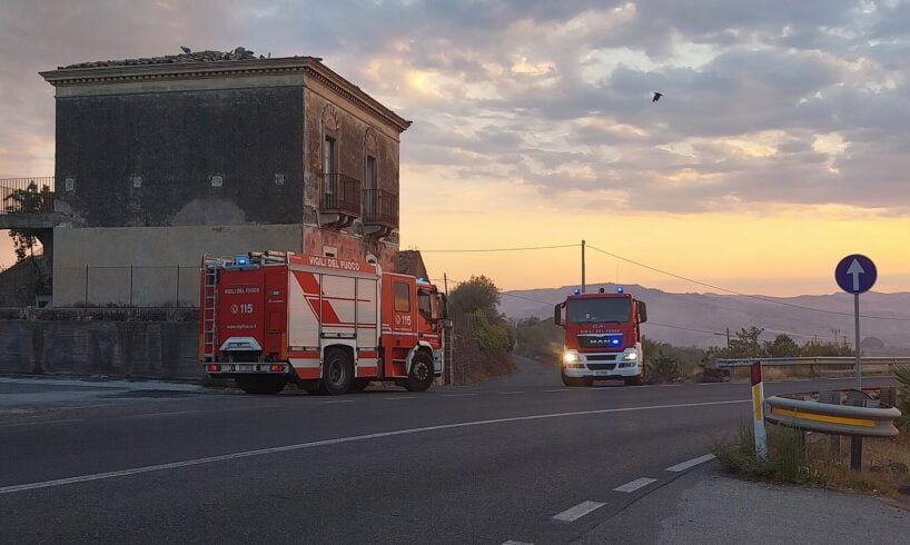 Paternò, spento nella notte incendio tra via dei Mulini e c.da Jaconanni: ieri fiamme in area incolta vicino all’ospedale