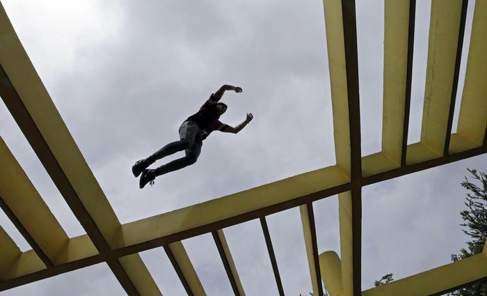 Francoforte, si lancia dal balcone con le figlie dopo lite con il marito: non sono in pericolo di vita