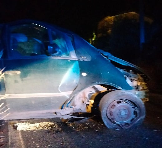 Paternò, auto sbatte contro muretto incidente sulla sp 4/II: feriti non gravi