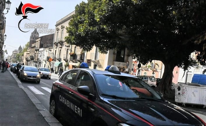 Catania, tenta di rubare un costume e uno zaino in un negozio multipiano : 23enne denunciato